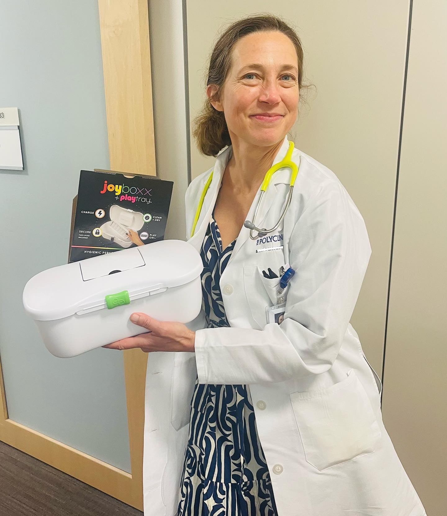 Load video: Joyboxx is doctor recommended to prevent dogs from licking and dirt from sticking.